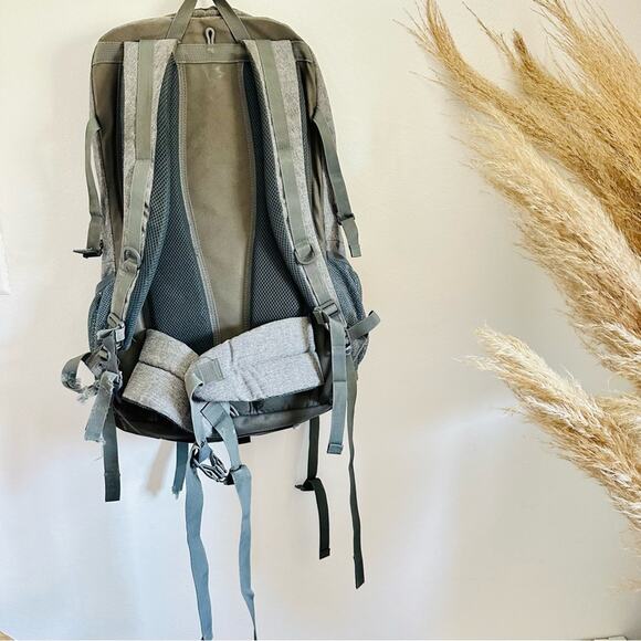 MOUNTAINTOP Silver Grey Hiking Camping Travel Outdoors Backpack Bag Pack Pockets - Picture 9 of 14